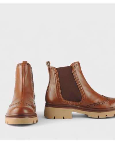botines Joni cuero, vista frontal y lateral, diseño clásico con detalles troquelados