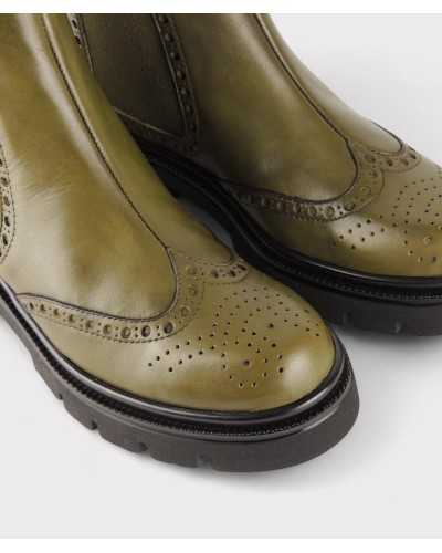 detalle puntera botín Joni verde, piel suave con picado decorativo