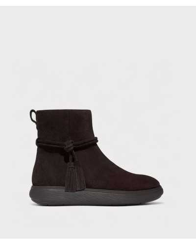 fitflop botín plano marrón chocolate, lateral con borlas y suela ergonómica