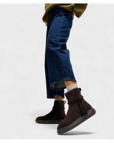 otines fitflop marrón chocolate, combinados con vaqueros y calcetines de lana
