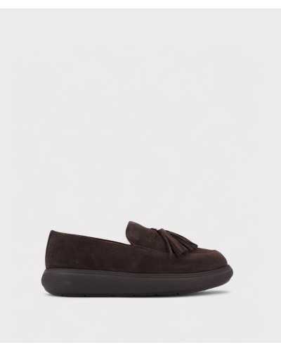 mocasín fitflop marrón chocolate, lateral con borlas decorativas