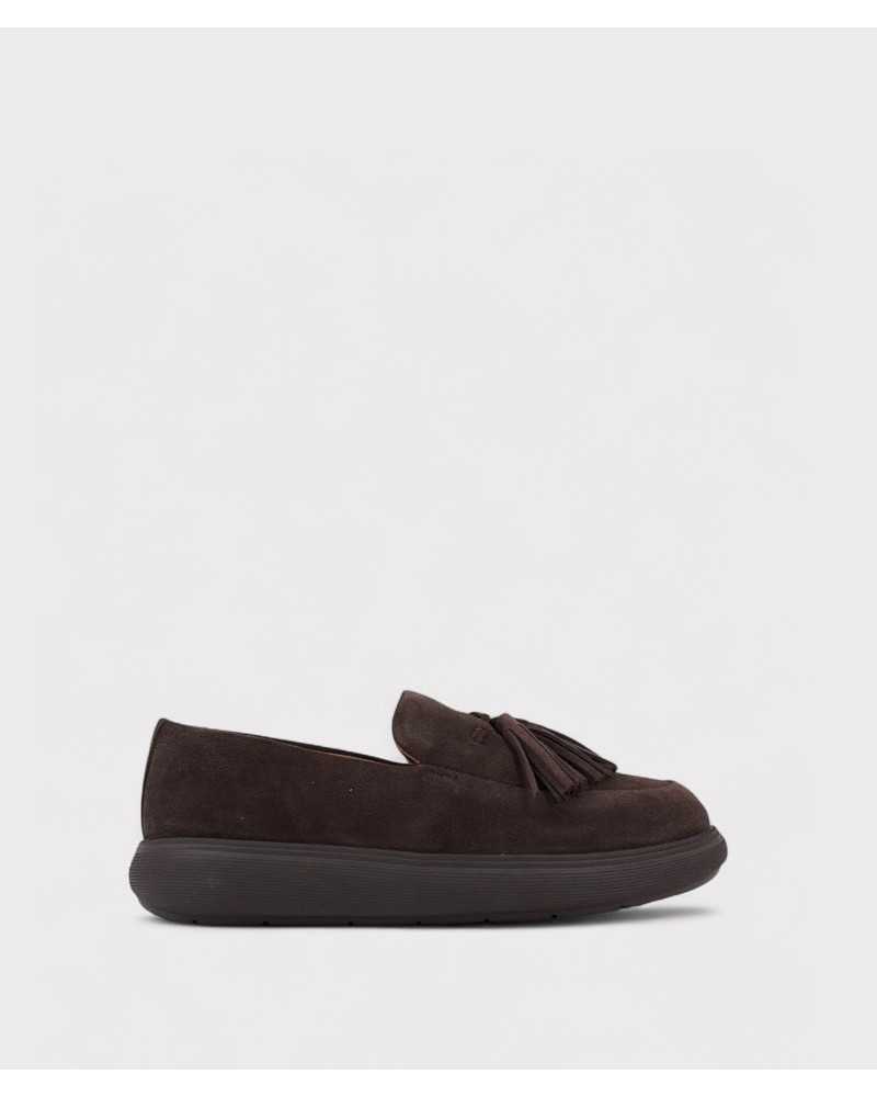 mocasín fitflop marrón chocolate, lateral con borlas decorativas mocasín fitflop marrón chocolate, lateral con borlas decorativas