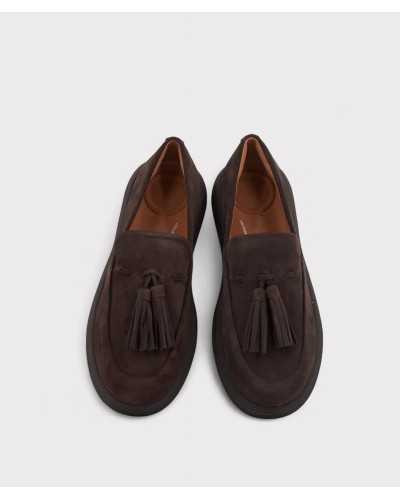 mocasín fitflop marrón chocolate, vista superior con borlas dobles