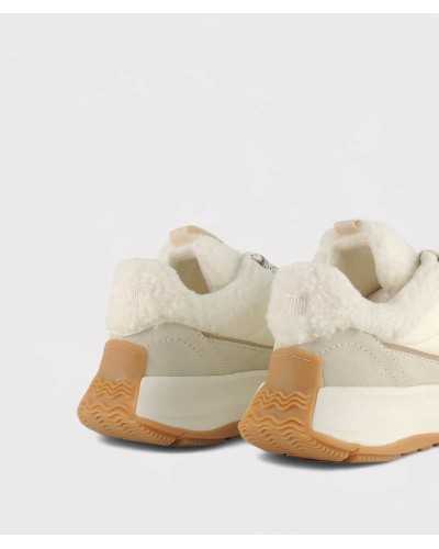 fitflop crema, detalle trasero con refuerzo y cuello de lana suave