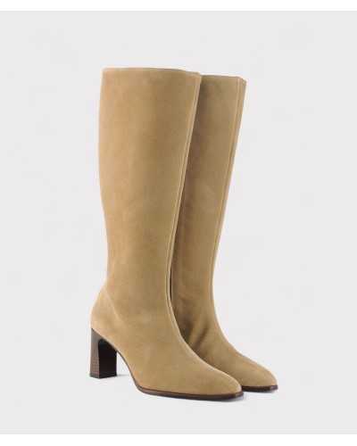 bota Joni sigaro, vista frontal con diseño alto y limpio