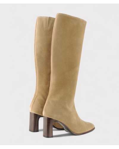bota Joni sigaro, vista trasera con tacón estable y líneas suaves