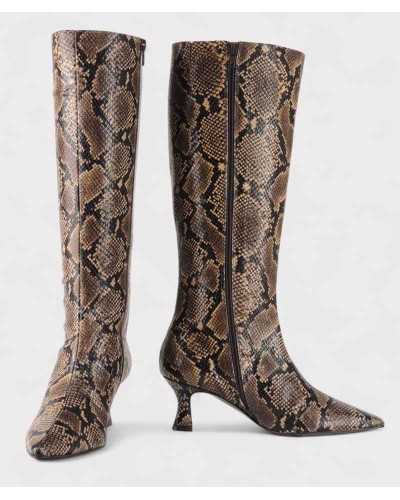 bota JONI pitón marrón, detalle cremallera y caña