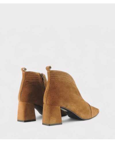 Botines Dibia serraje tabaco vista trasera