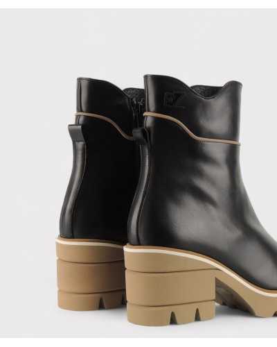 detalle trasero botín Ezzio piel negra, suela ligera beige