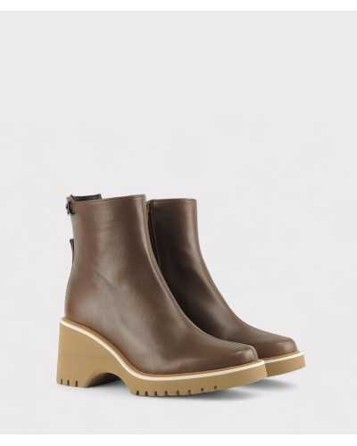 botín Ezzio moka lateral, piel suave y suela beige