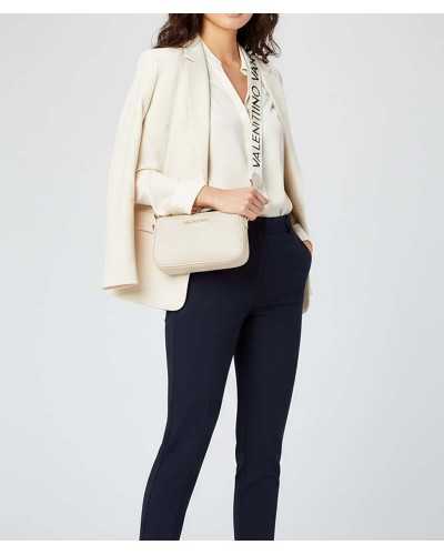 Valentino bolso bandolera beige modelo llevándolo cruzado