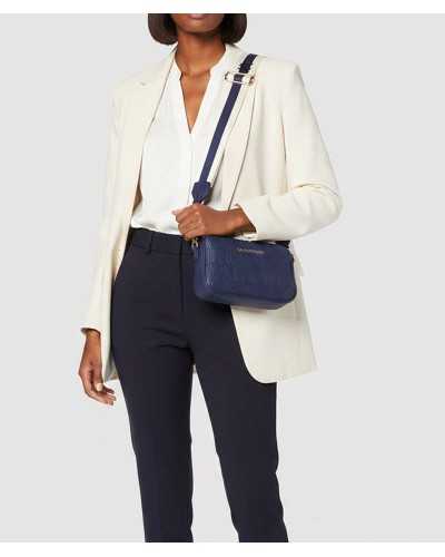 Valentino bolso bandolera azul marino modelo llevándolo cruzado