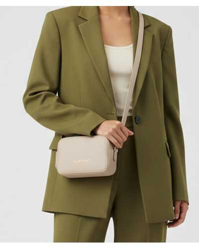 Valentino bandolera beige llevado cruzado