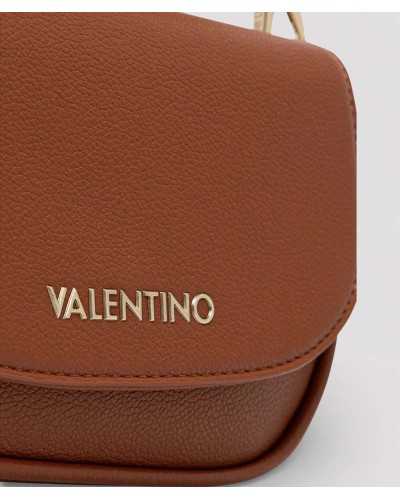 Detalle del logo dorado Valentino y textura de piel sintética en bolso bandolera marrón