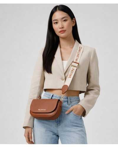 Modelo llevando bolso bandolera marrón Valentino Bags Doris Re cruzado con correa jacquard