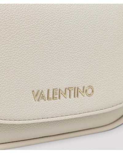 Detalle del logo dorado Valentino y textura piel sintética en bolso bandolera beige écru