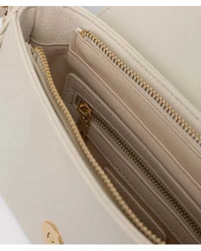 Modelo llevando bolso bandolera beige Valentino Bags Doris Re vista interior