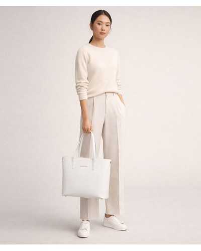 Modelo llevando bolso shopper blanco Valentino Bags Zero Re en mano con asas