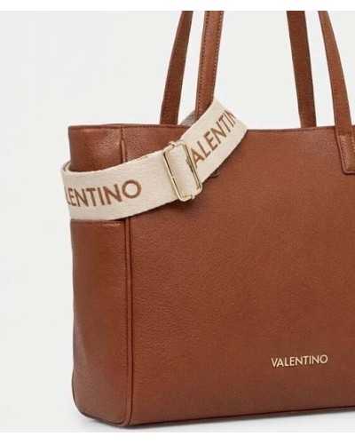 Detalle logotipo metálico dorado bolso tote marrón Valentino Bags Doris