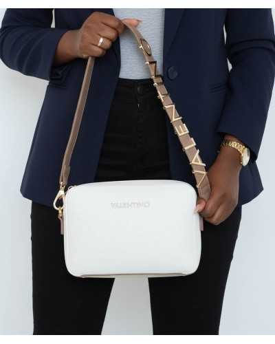 Modelo llevando bolso bandolera blanco Valentino Bags Alexia cruzado con correa ajustable