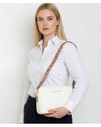 Modelo llevando bolso de hombro blanco Valentino Bags Alexia cruzado con correa ajustable