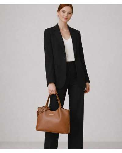 Valentino Bags bolso shopper marrón Aleksandra vista con modelo