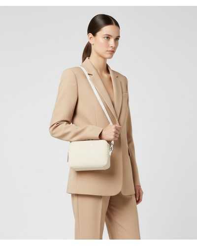 Valentino Bags bolso bandolera beige Alexia Summer frontal correa blanca hebilla plata llevando por modelo