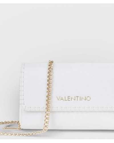 Valentino Bags cartera con cadena blanca vista detallada del frontal con logo dorado y solapa