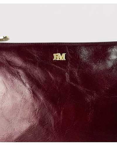 Detalle logo PM dorado bolso burdeos Pedro Miralles