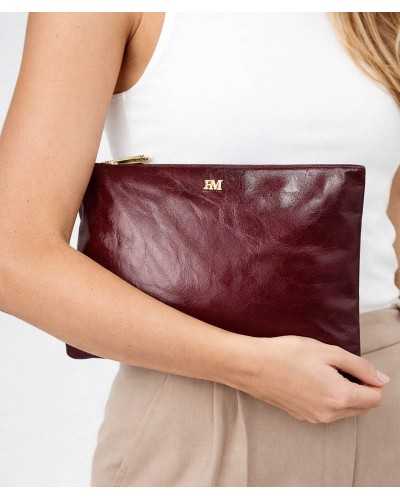 Bolso burdeos Pedro Miralles Covadonga llevado en la mano invitada
