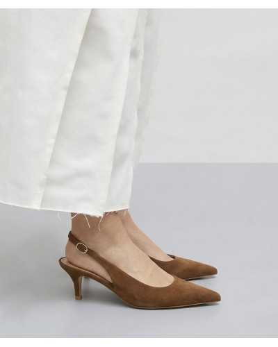 zapato-destalonado-joni-marron-puesto-lateral.jpg