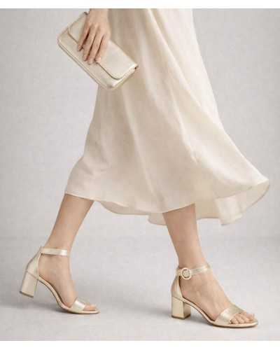 sandalia joni dorada lateral piel tacón ancho puesta en modelo