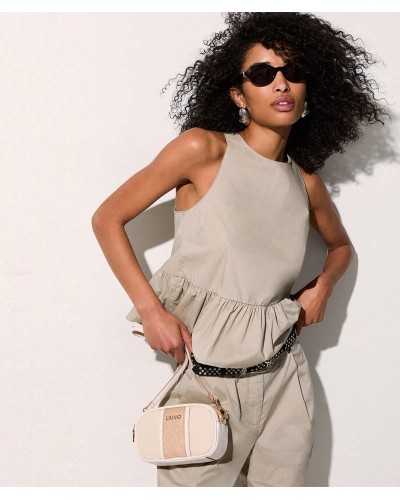 Modelo llevando bolso bandolera Liu Jo beige en lona jacquard cruzado