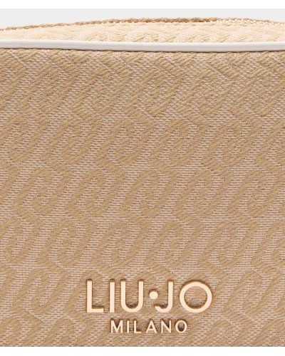 Detalle logo Liu Jo Milano dorado sobre tejido jacquard monograma beige