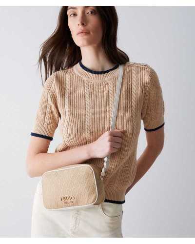 Modelo llevando bolso bandolera Liu Jo Milano beige jacquard monograma cruzado