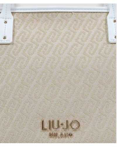 Detalle logo Liu Jo Milano dorado sobre jacquard monograma beige