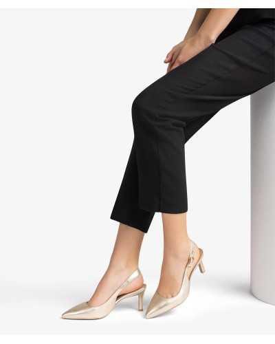 zapato destalonado UNISA LANZ platino puesto outfit negro