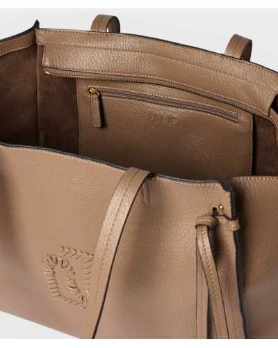 Interior bolso tote marrón Liu Jo con bolsillo cremallera dorada y logo Milano