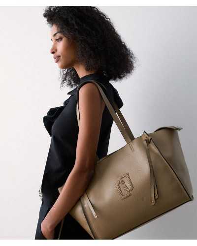 Modelo llevando al hombro bolso tote marrón Liu Jo Lapislazzulo