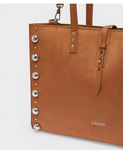 Detalle logo LIU·JO metálico plata bolso tote marrón efecto ante Doba