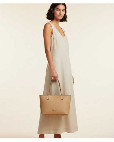 Liu Jo bolso shopper camel Evrim S vista frontal con logo dorado y asas tachuelas con look veraniego