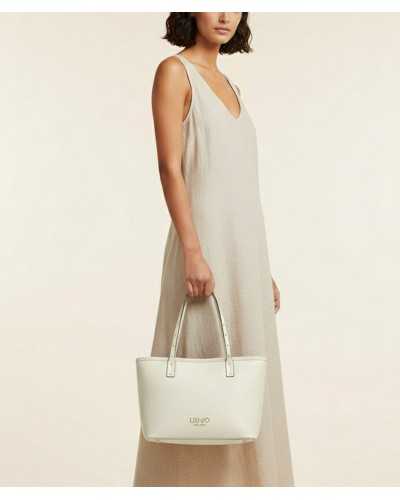 Ilustración modelo llevando bolso shopper blanco Liu Jo Evrim S al hombro