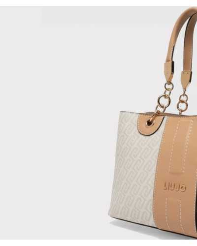 Detalle logo LIU·JO dorado franja camel bolso tote beige Ematite monograma