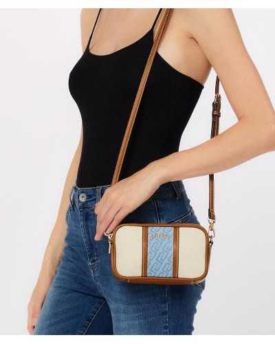 Modelo llevando bolso bandolera beige Liu Jo Ridhi camera bag cruzado