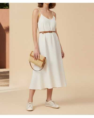 zapatilla trenzada NOA HARMON Savana crema puesta look completo vestido blanco verano