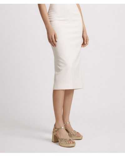 sandalia plataforma Joni platino piel grabada puesta modelo vestido blanco evento look completo