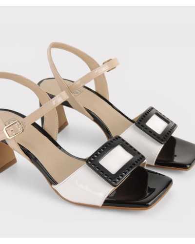 Sandalia Joni charol hebilla decorativa blanco negro nude tres cuartos