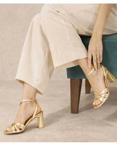 Sandalia Pedro Miralles Malawi piel dorada tacón bloque puesta modelo pantalón beige