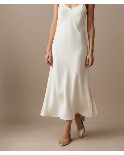 Zapato slingback Divina Martina Sonia piel dorada puesta modelo vestido blanco cuerpo entero