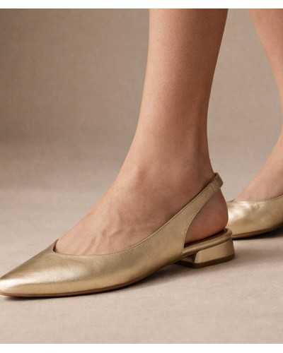 Zapato slingback Divina Martina Sonia piel dorada punta fina tacón bajo detalle pierna